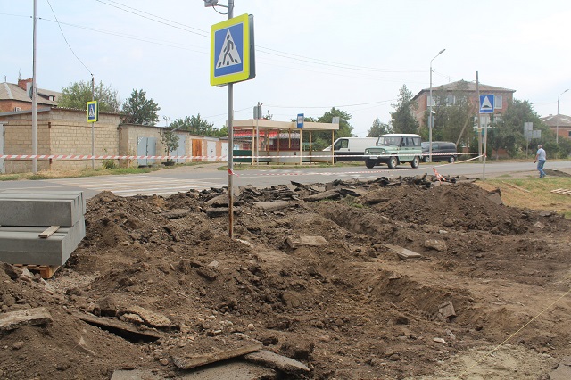 Начались работы по устройству парковки на ул.Советской возле МБДОУ № 36 в станице Новопокровской!